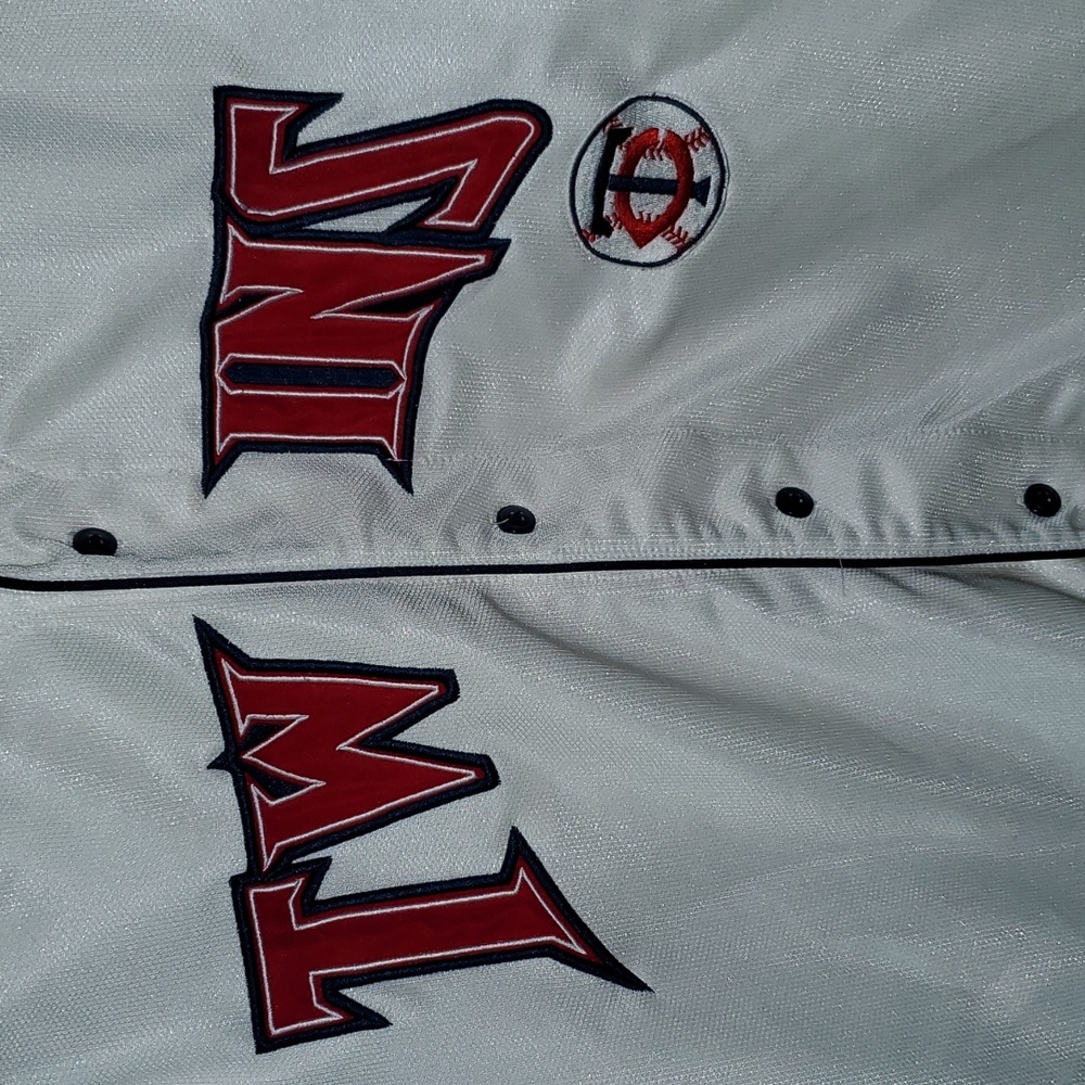 Minnesota Twins Jersey - Picture 5 of 11